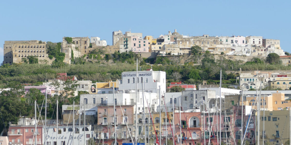Vue panoramique de Terra Murata à Procida, avec l'Institut Nautique et les maisons colorées typiques de Campanie.