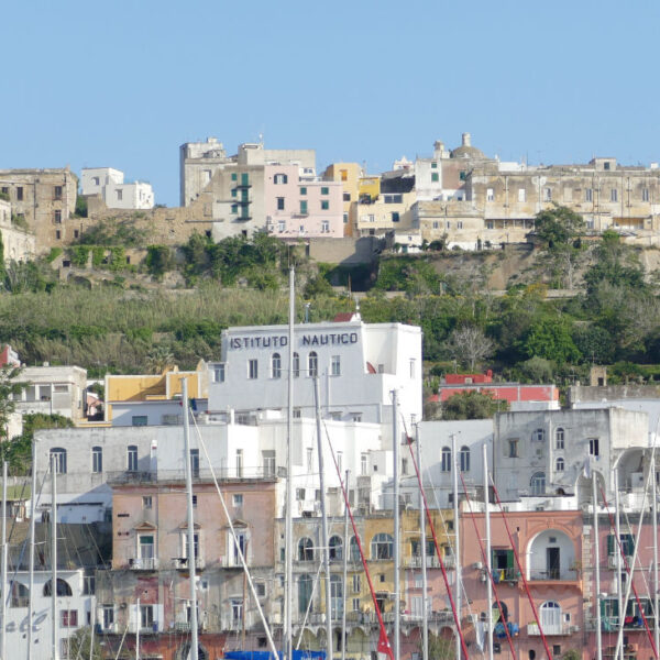 Vue panoramique de Terra Murata à Procida, avec l'Institut Nautique et les maisons colorées typiques de Campanie.