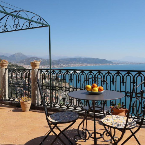 Terrasse panoramique avec vue sur la mer et table de jardin à Vietri sul Mare.