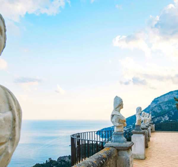 Belvédère de la Terrazza dell'Infinito à la Villa Cimbrone à Ravello avec son pavillon en pierre et ses bustes en marbre face à la mer.