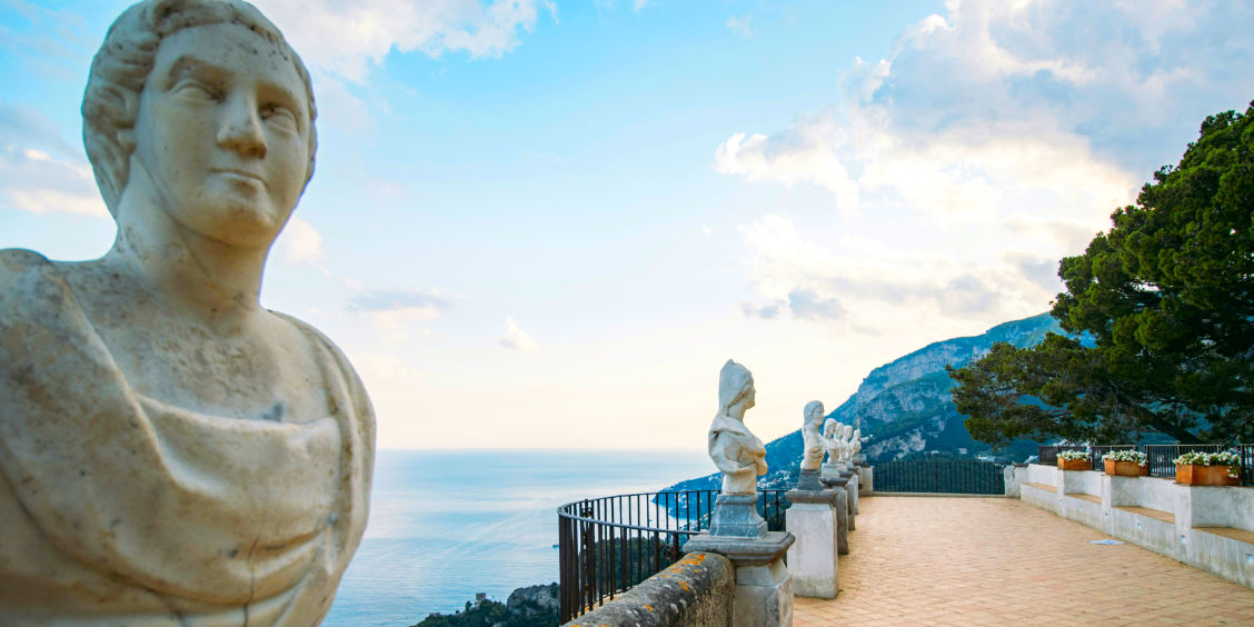 Belvédère de la Terrazza dell'Infinito à la Villa Cimbrone à Ravello avec son pavillon en pierre et ses bustes en marbre face à la mer.