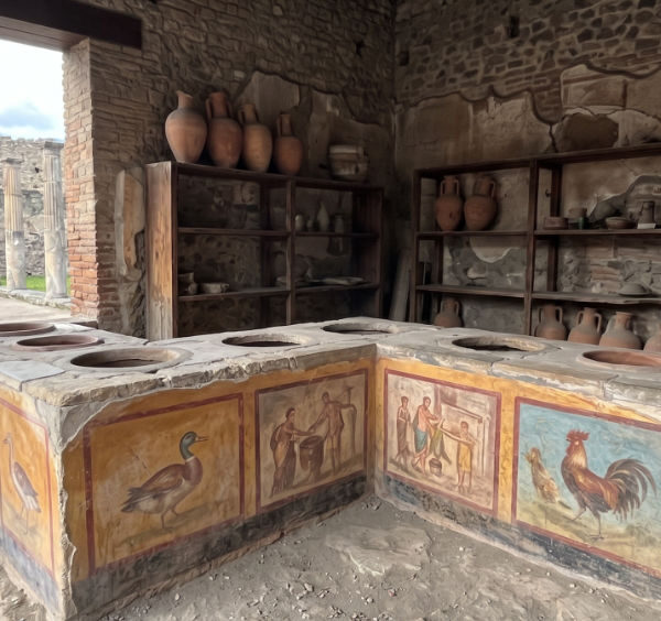 Comptoir orné de fresques d'un thermopolium dans les fouilles de Pompéi, l'ancêtre antique de la restauration rapide.