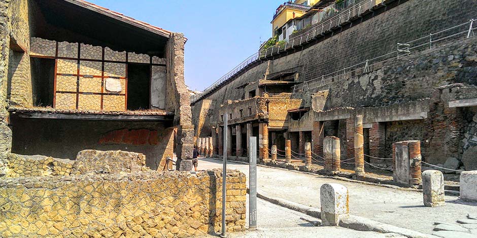 Site archéologique d’Herculanum en Campanie, avec maisons romaines, colonnes et ruelles antiques près de Naples.