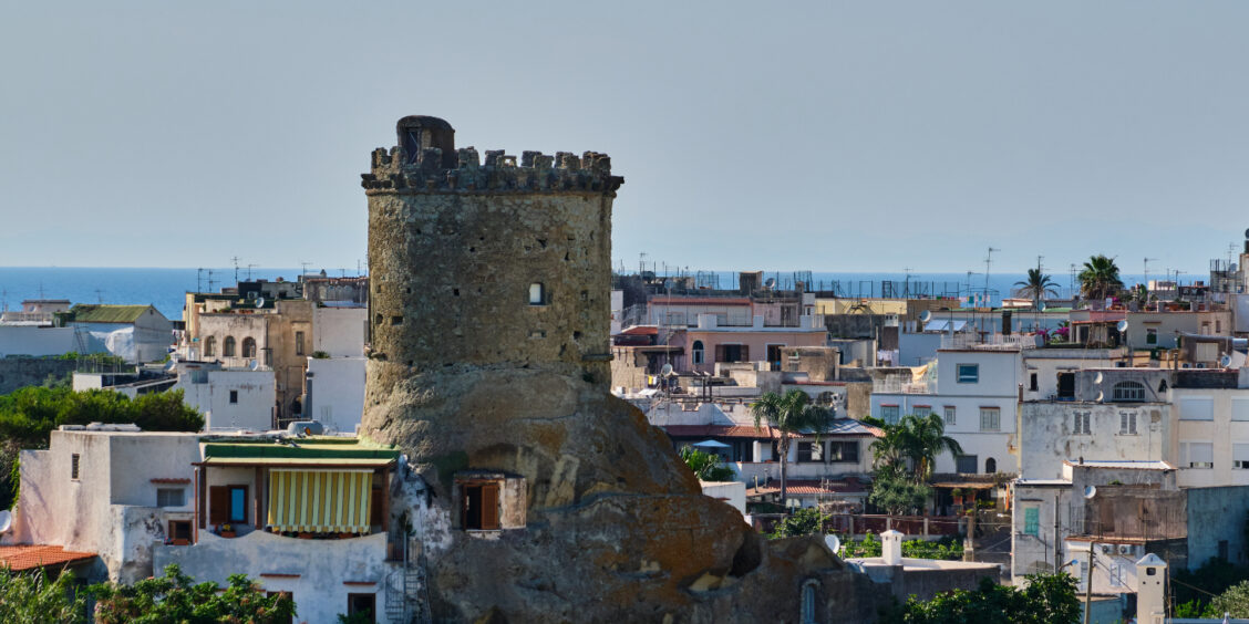 Le Torrione de Forio dominant les maisons de la ville et la mer.