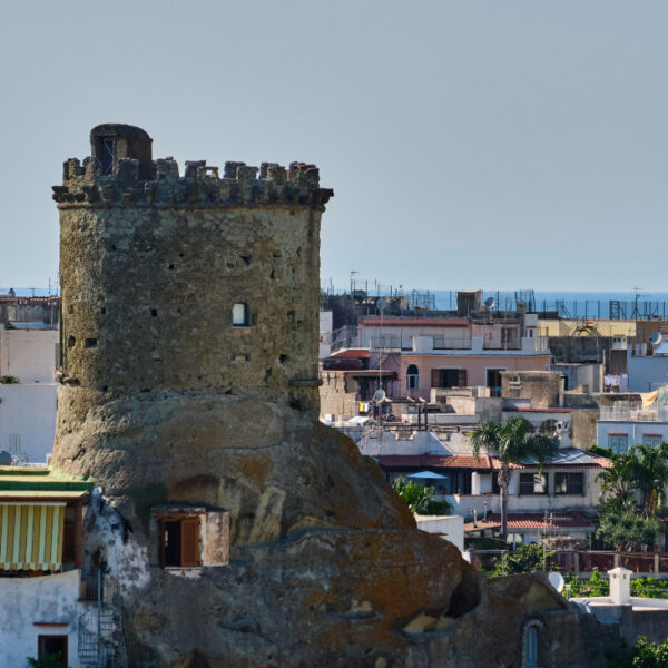 Le Torrione de Forio dominant les maisons de la ville et la mer.