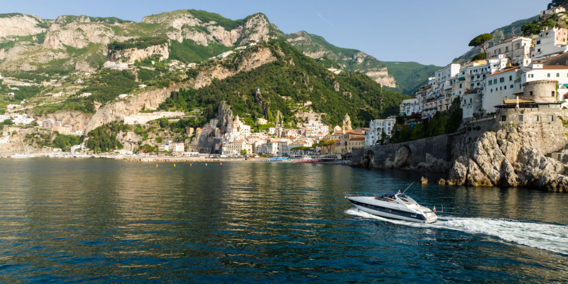 Tour en bateau dans les eaux d'Amalfi avec vue panoramique sur les falaises et les maisons blanches du village.