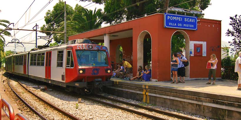 Train Circumvesuviana à la station Pompei Scavi pour rejoindre le Vésuve depuis Naples.