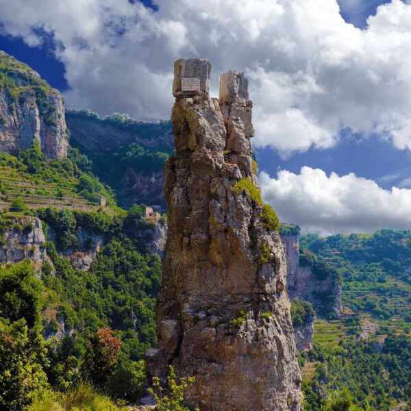 Rocher panoramique à Tramonti, au cœur des montagnes verdoyantes de la Côte Amalfitaine en Campanie.