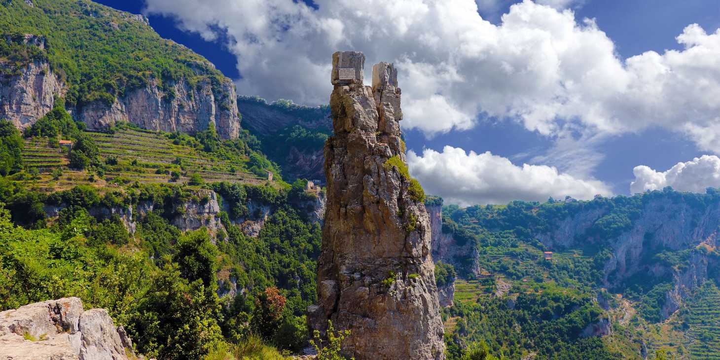 Rocher panoramique à Tramonti, au cœur des montagnes verdoyantes de la Côte Amalfitaine en Campanie.
