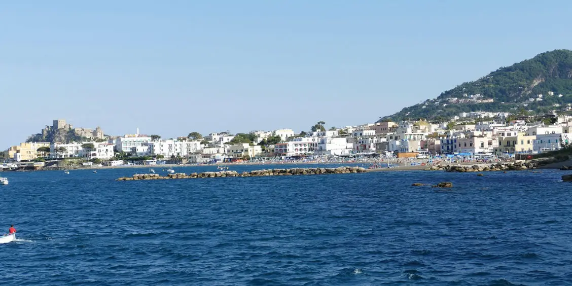 Panorama de la ville côtière d'Ischia et du Château Aragonais vus depuis la mer.