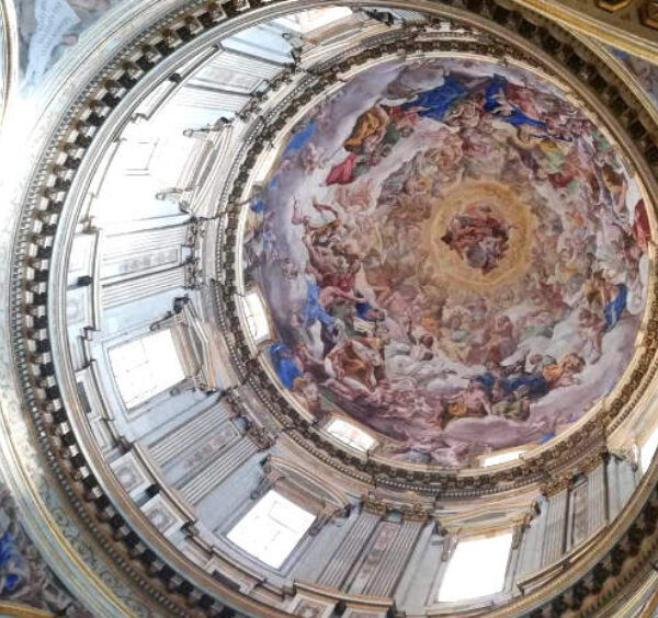 Dôme du Trésor de San Gennaro à Naples avec fresques baroques et décorations artistiques détaillées.