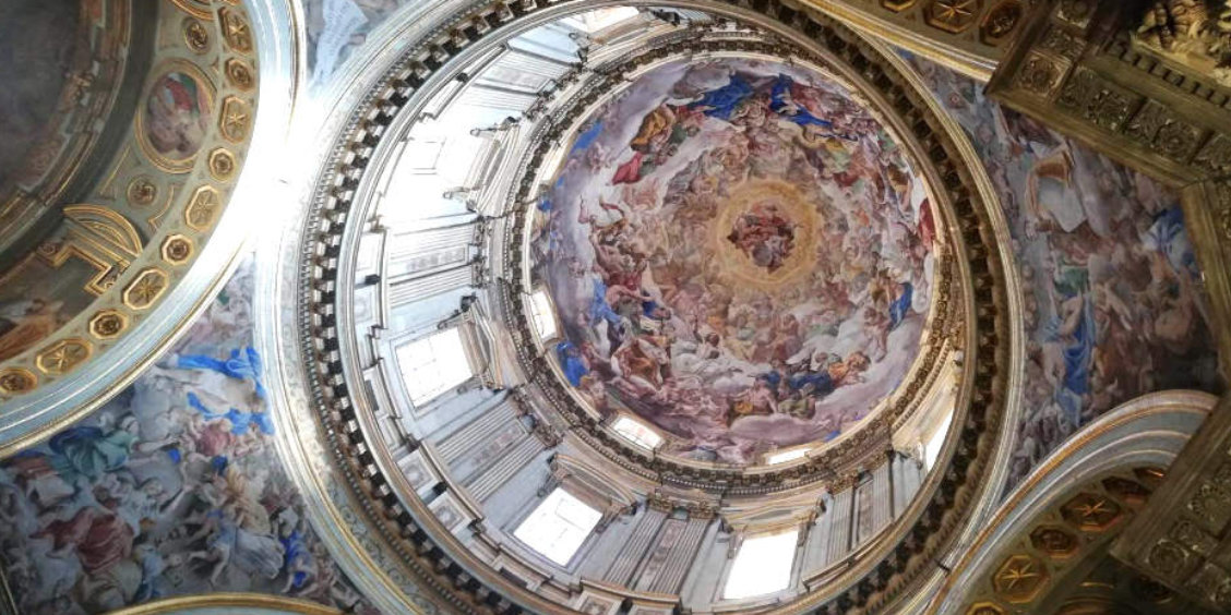 Dôme du Trésor de San Gennaro à Naples avec fresques baroques et décorations artistiques détaillées.