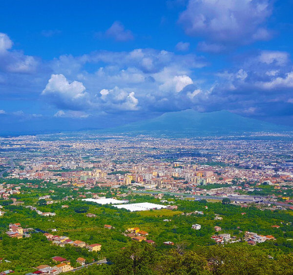 Vue panoramique du Vésuve et de la plaine environnante depuis le col du Valico di Chiunzi.