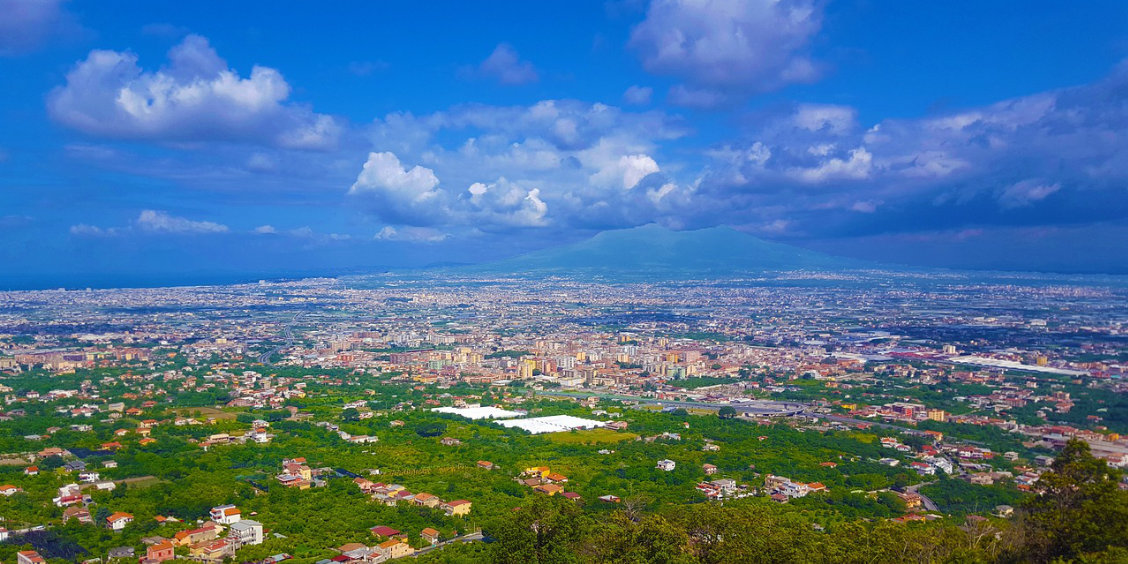 Vue panoramique du Vésuve et de la plaine environnante depuis le col du Valico di Chiunzi.
