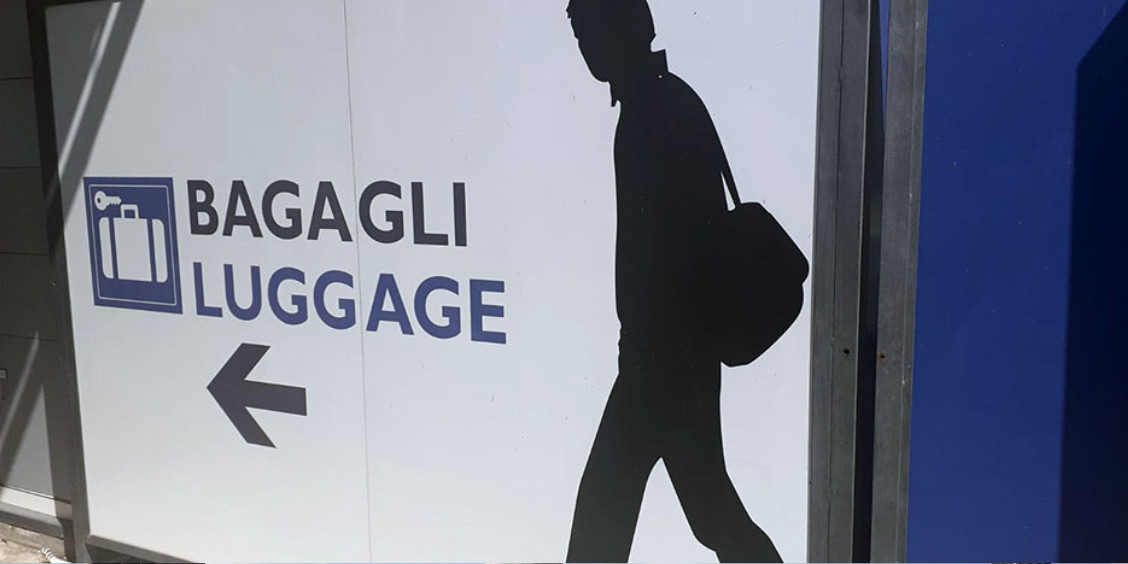 Panneau de signalisation pour la consigne à bagages (Luggage) à Pompéi.