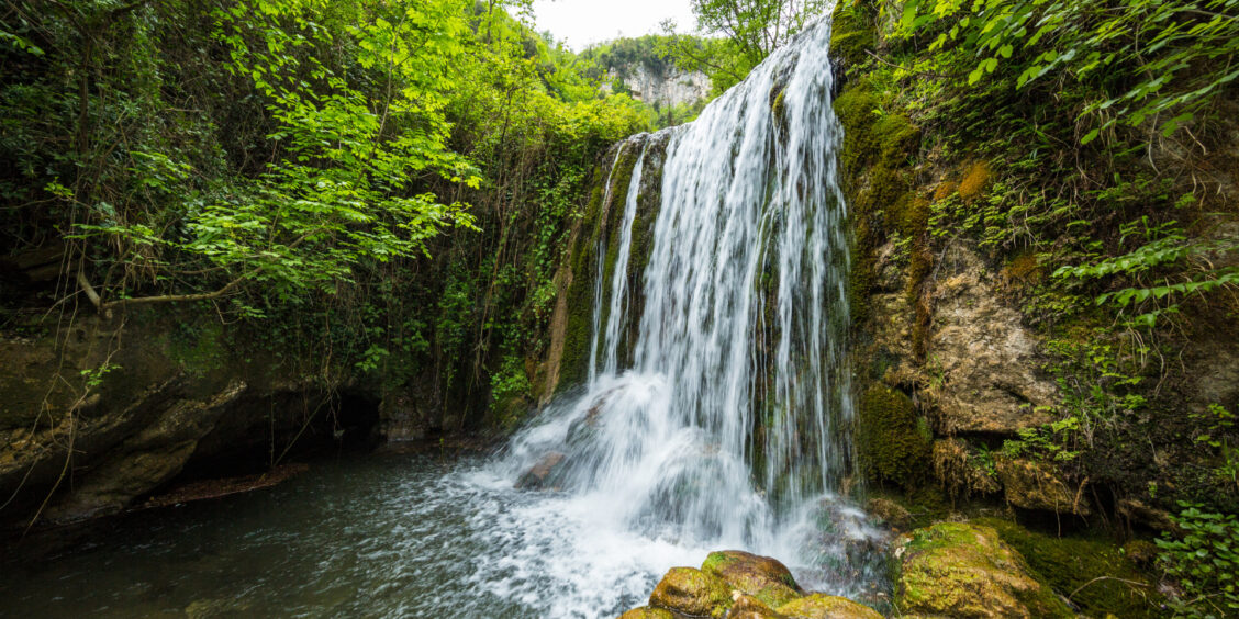 Cascade sauvage dans la Vallée des Ferrières (Valle delle Ferriere) sur la Côte Amalfitaine, entourée d'une forêt luxuriante.