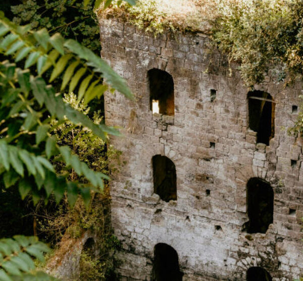 Vallone dei Mulini à Sorrente ruines d’un ancien moulin envahies par la végétation luxuriante.
