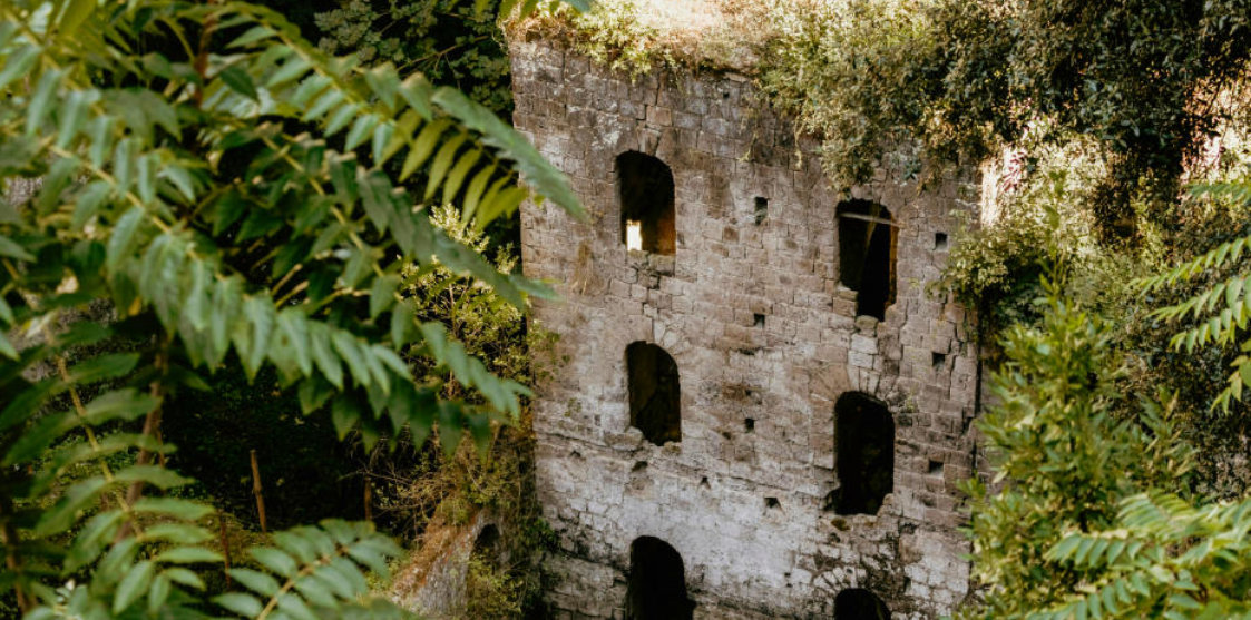 Vallone dei Mulini à Sorrente ruines d’un ancien moulin envahies par la végétation luxuriante.