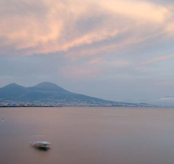 Crépuscule sur la baie de Naples avec le Vésuve à l'horizon.