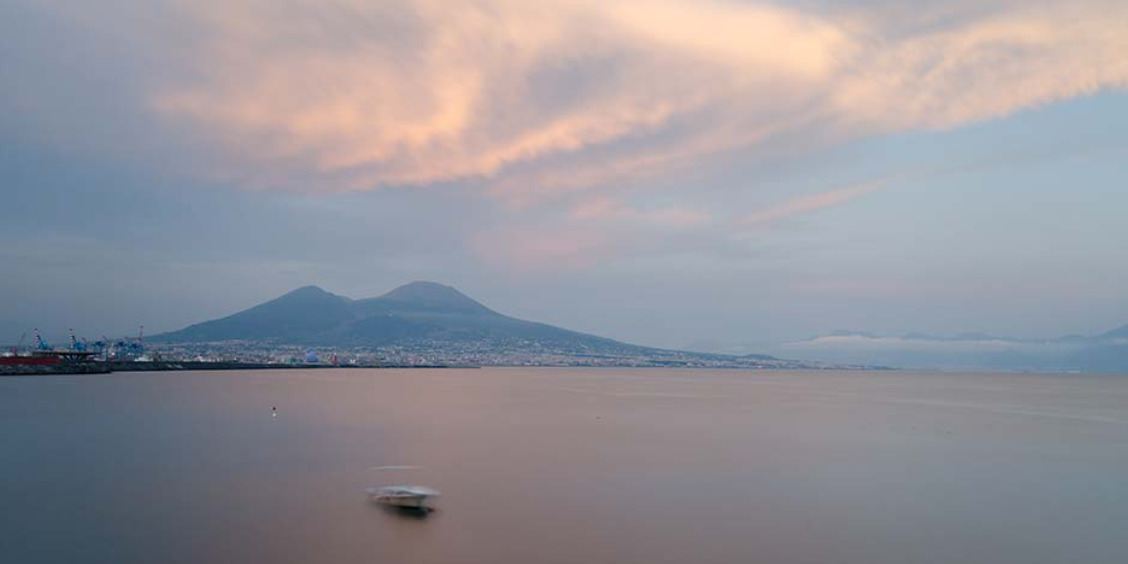 Crépuscule sur la baie de Naples avec le Vésuve à l'horizon.