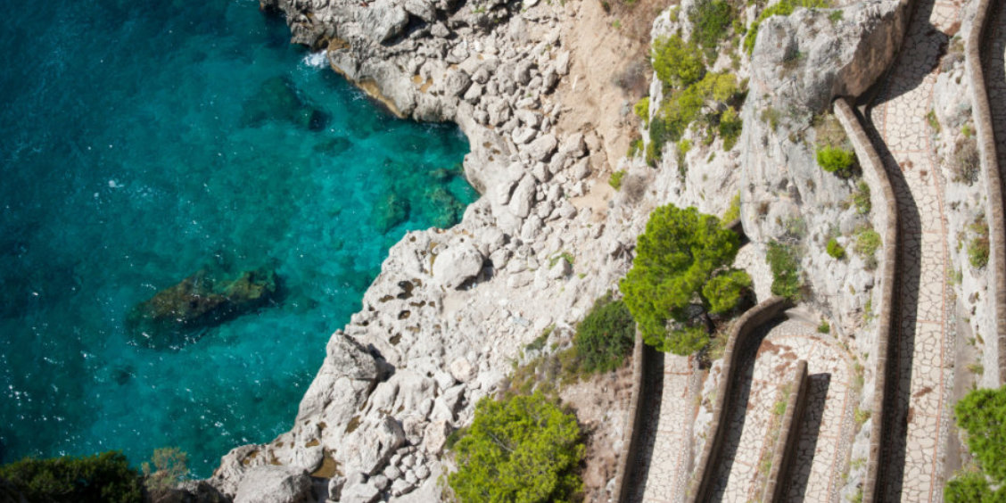 Vue plongeante sur les célèbres lacets en épingle à cheveux de la Via Krupp à Capri.