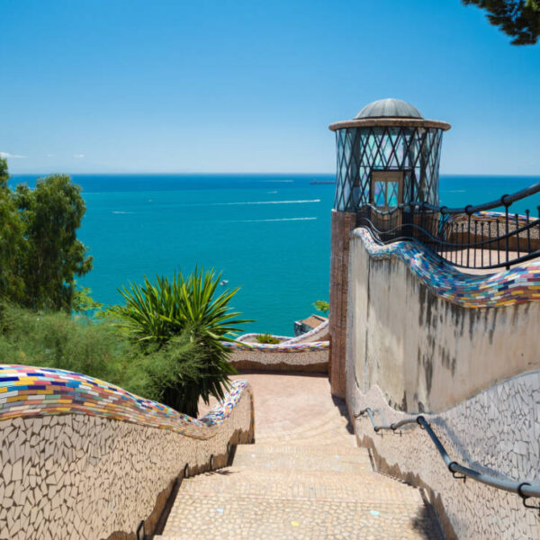 Murs décorés de mosaïques en céramique à la Villa Communale de Vietri sul Mare.