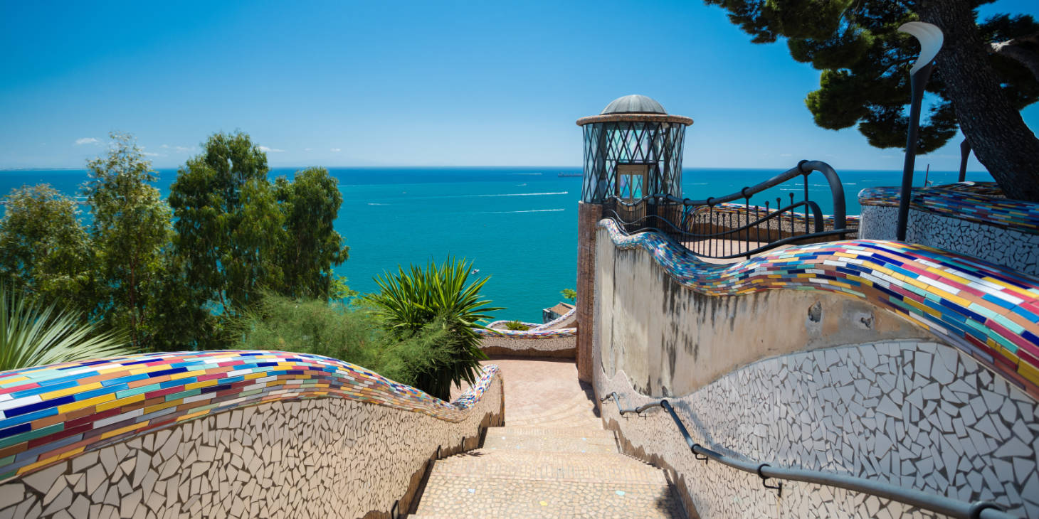 Murs décorés de mosaïques en céramique à la Villa Communale de Vietri sul Mare.