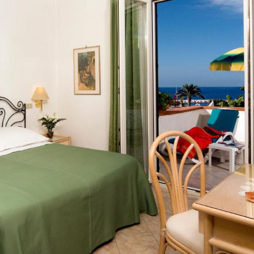 Chambre à coucher avec balcon offrant une vue sur la mer à la Villa Angelica.