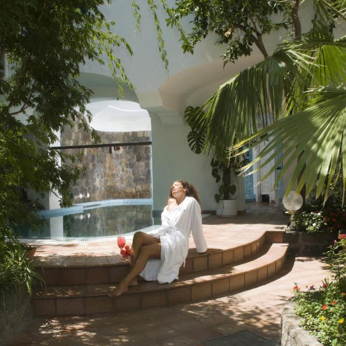 Espace détente avec piscine et jardin luxuriant à la Villa Angelica.