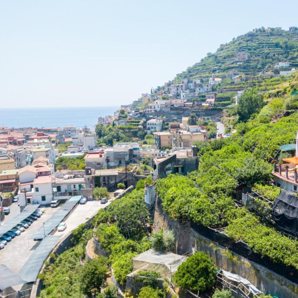 Vue panoramique depuis la Villa Anna sur le village, les citronniers en terrasse et la mer.