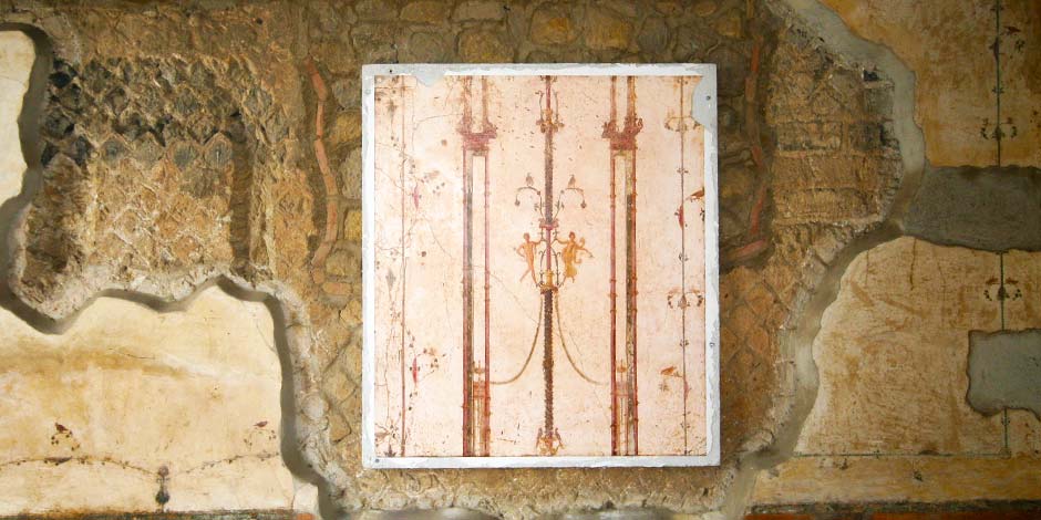 Fresque murale délicate sur un mur de pierre à la Villa Arianna, Stabies.
