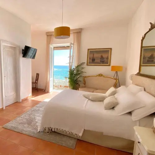 Terrasse ensoleillée de la Villa Bina pour le petit-déjeuner avec mobilier en rotin.