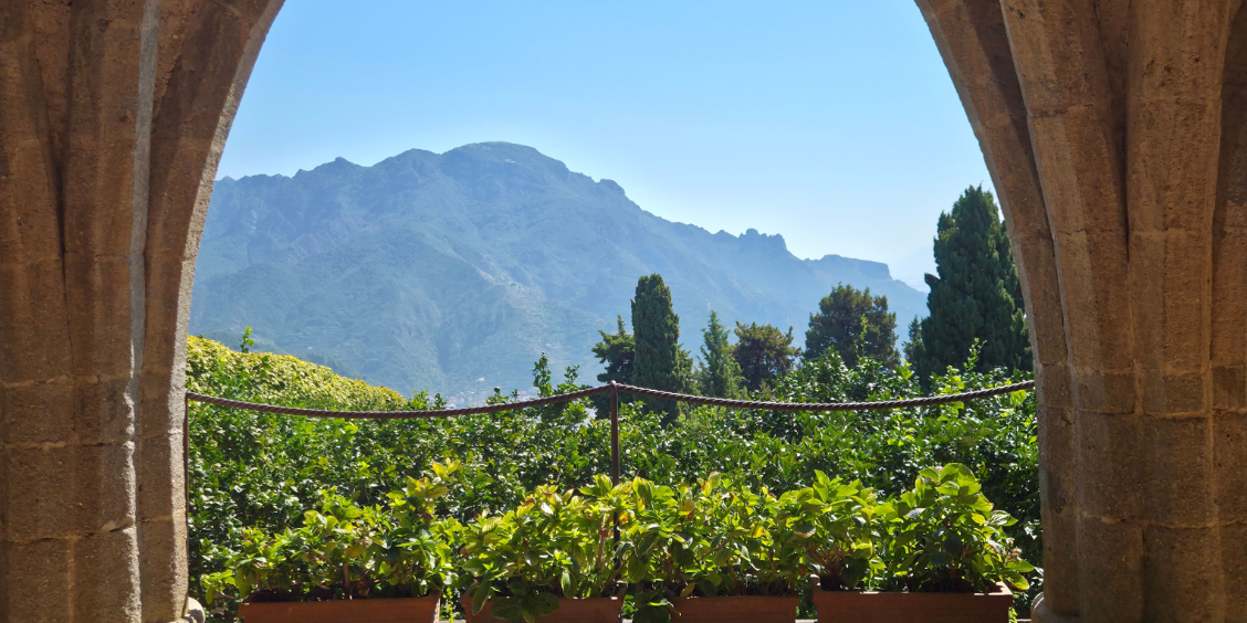 Vue sur les monts Lattari à travers les arcades de la crypte gothique de la Villa Cimbrone à Ravello.