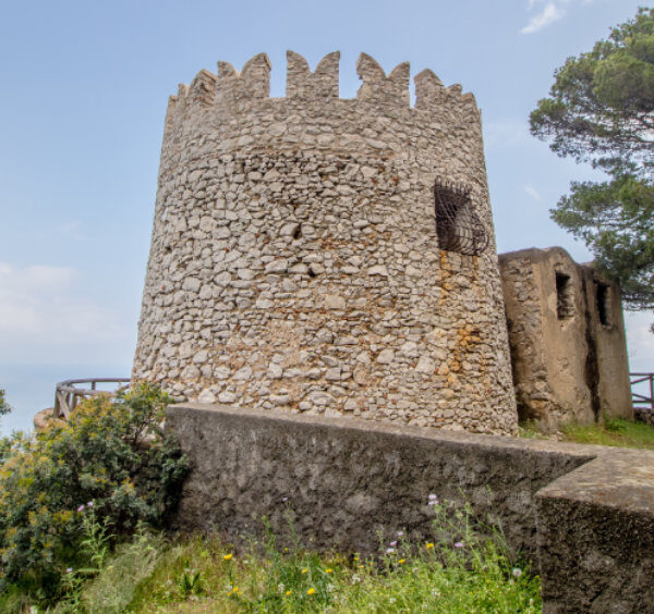 Tour de la Villa Damecuta à Anacapri surplombant les falaises et la mer Méditerranée.