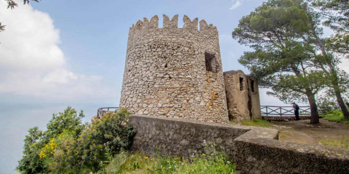 Tour de la Villa Damecuta à Anacapri surplombant les falaises et la mer Méditerranée.