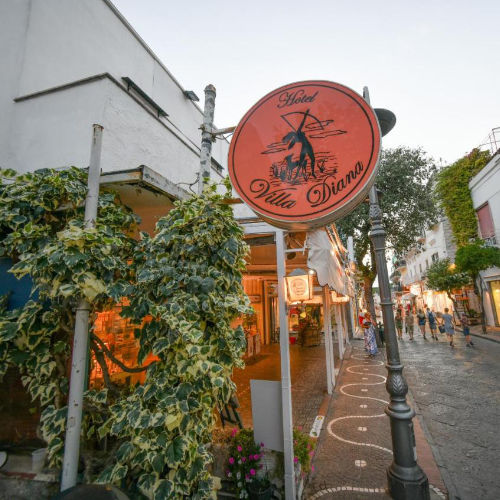 Enseigne de l'Hôtel Villa Diana située sur une rue piétonne.