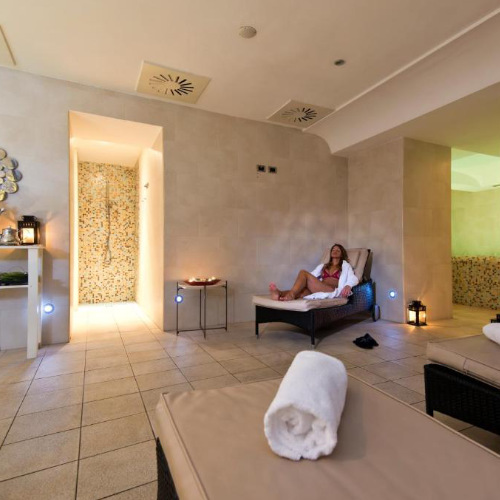 Espace spa et bien-être moderne de la Villa Durelli invitant à la relaxation.