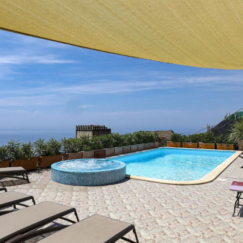 Terrasse avec piscine, jacuzzi et vue panoramique sur la mer à Villa Elena.