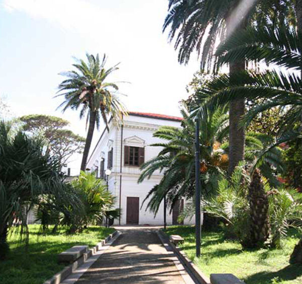 Villa Fondi à Piano di Sorrento entourée de palmiers et de jardins.