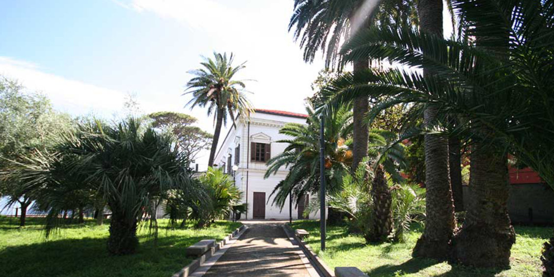 Villa Fondi à Piano di Sorrento entourée de palmiers et de jardins.