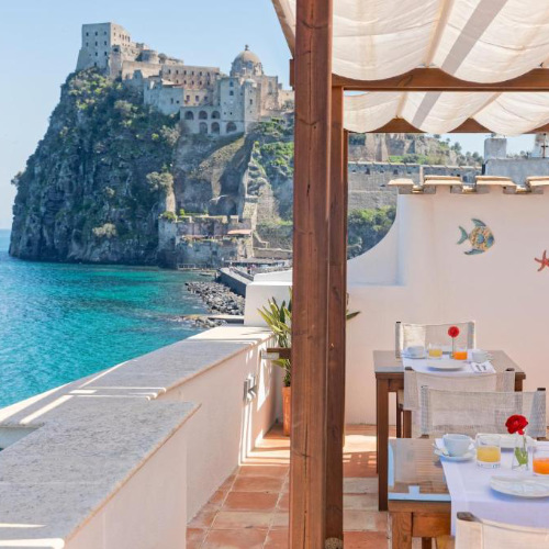 Terrasse pour le petit-déjeuner offrant une vue imprenable sur le Château Aragonais à la Villa Lieta Ischia.