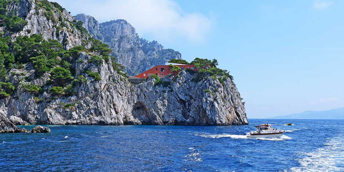 Villa Malaparte sur son promontoire rocheux surplombant les eaux azur de Capri.