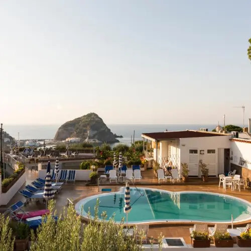 Piscine extérieure de la Villa Mario avec vue sur le rocher de Sant'Angelo.