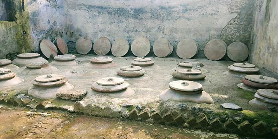 La "cella vinaria" de la Villa Regina montrant des dolia (grandes jarres) enterrées pour la conservation du vin.