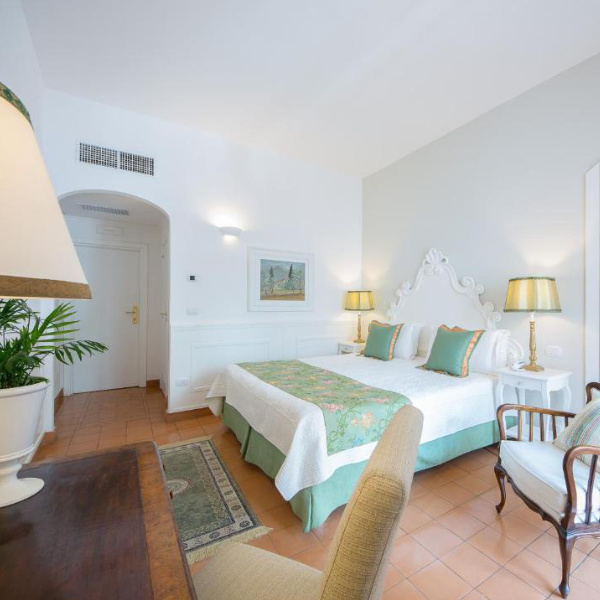 Chambre élégante et lumineuse de la Villa Romana Hotel & Spa avec décoration classique.