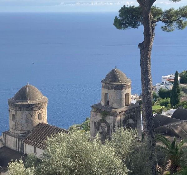 Vue plongeante sur la mer et les clochers de l'Annunziata depuis les jardins de la Villa Rufolo à Ravello.