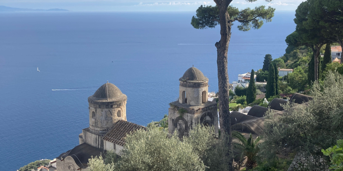Vue plongeante sur la mer et les clochers de l'Annunziata depuis les jardins de la Villa Rufolo à Ravello.