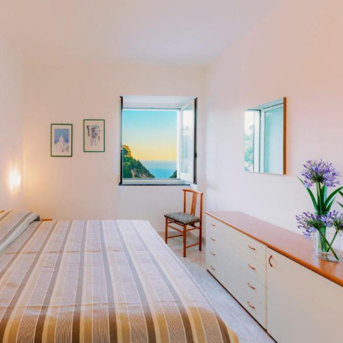 Chambre lumineuse avec vue sur mer et montagne à la Villa San Lorenzo, Scala.