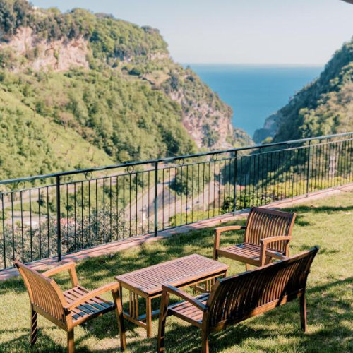 Salon de jardin en bois avec vue spectaculaire sur la vallée et la mer à Scala.