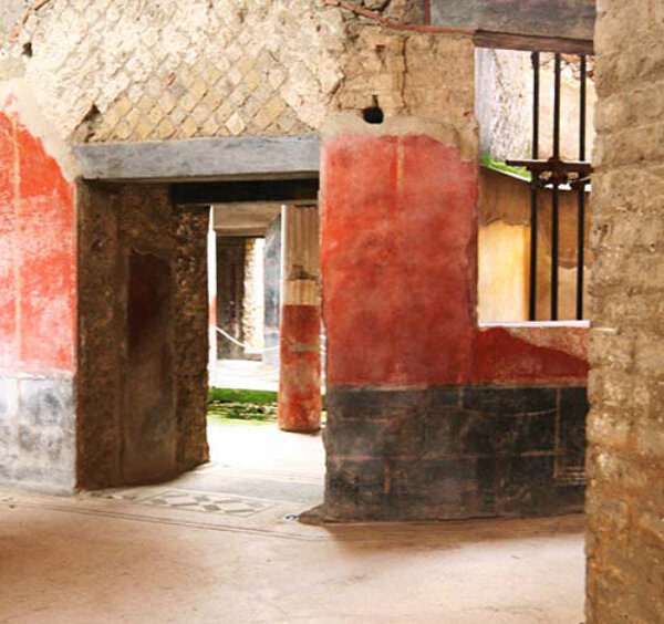 Pièces intérieures aux murs rouges pompéiens dans les ruines des villas de Stabies.